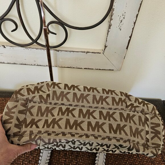 Michael Kors Large Women`s Signature and and white Tote Shoulder bag - Picture 8 of 10